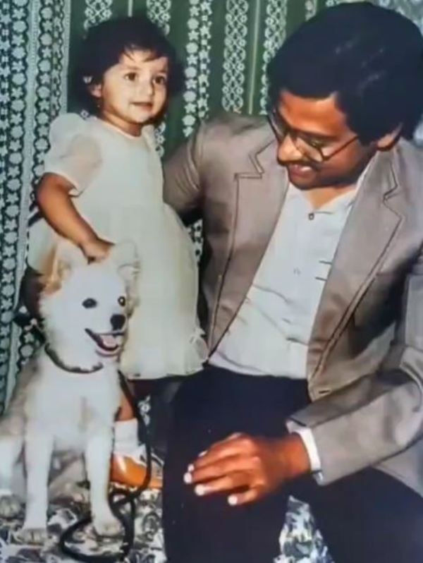 अपने पिता के साथ हम्सा की बचपन की एक तस्वीर।
