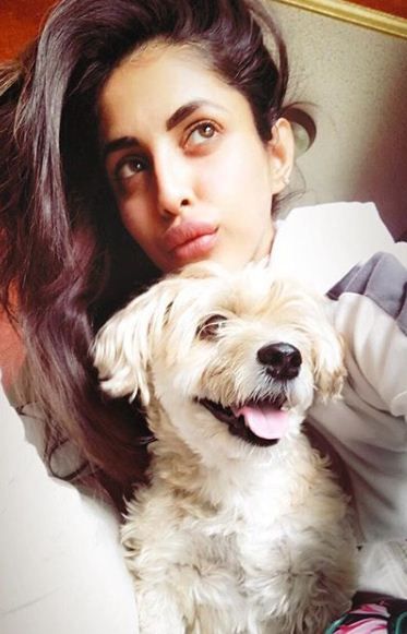 प्रिया बनर्जी अपने कुत्ते एबी के साथ