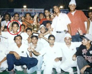 साकिब एक युवा के रूप में अपनी क्रिकेट टीम के साथ