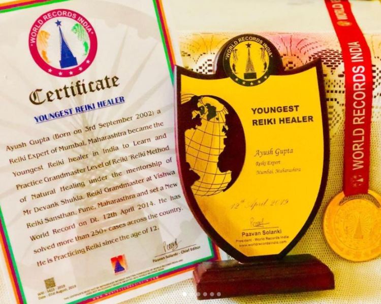 आयुष गुप्ता को रेकी हीलिंग में मिला प्रमाण पत्र व पुरस्कार