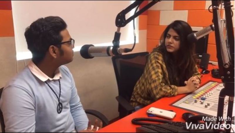 एक रेडियो साक्षात्कार में रेडियो जॉकी के साथ बातचीत करते हुए आयुष गुप्ता