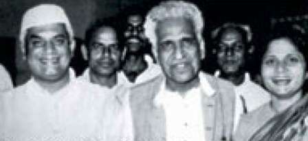 1970 के दशक में उज्ज्वला तिवारी अपने पिता (बीच में) और एनडी तिवारी (बाएं) के साथ
