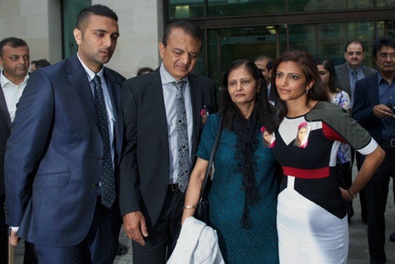अनीश हिंदोचा अपने माता-पिता और अपनी बहन अमी डेनबोर्ग के साथ