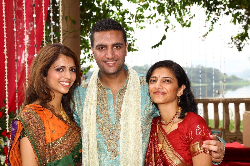 अनीश हिंदोचा अपनी बहनों के साथ