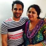 हरीश वर्मा अपनी मां के साथ