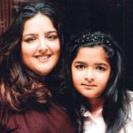 सुनैना रोशन अपनी बेटी के साथ