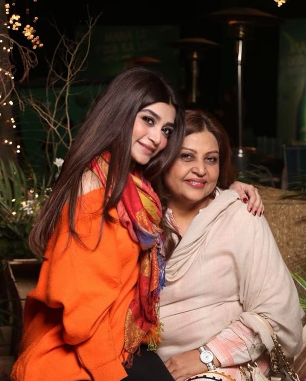 जोया नासिर अपनी मां के साथ