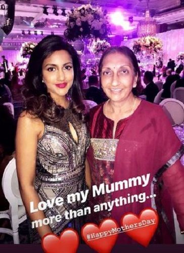 अविना शाह अपनी मां के साथ