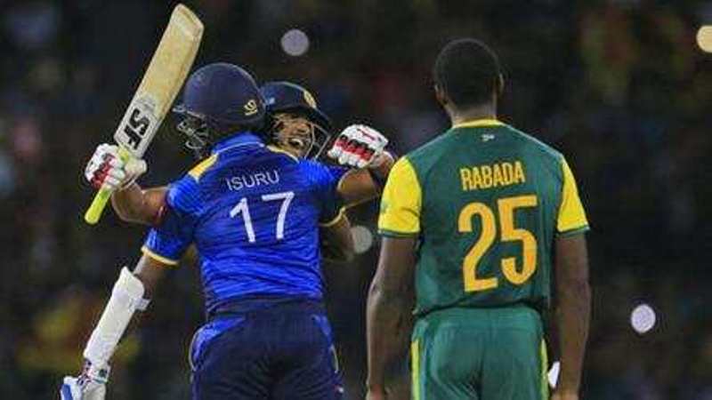 T20 मैच में दक्षिण अफ्रीका पर जीत का जश्न मनाते इसुरु उदाना