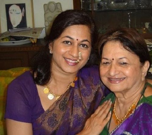 मोनिशा पाटिल अपनी मां के साथ