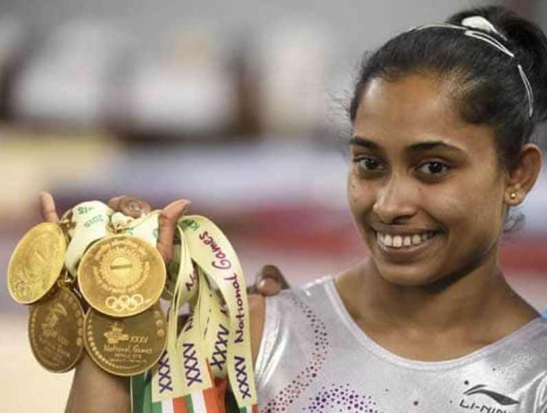 दीपा करमाकर राष्ट्रीय खेलों में अपने स्वर्ण पदक दिखा रही हैं