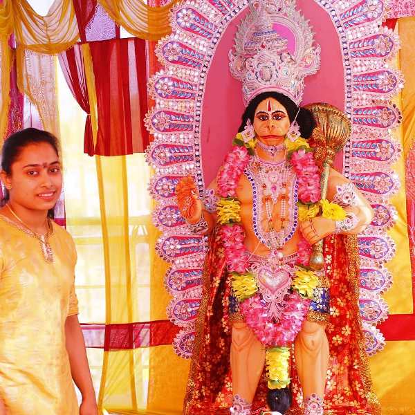 दीपा करमाकर ने अपने घर पर मनाई महावीर पूजा
