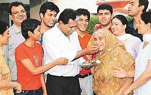 राज कुमारी निखंज अपने परिवार के साथ