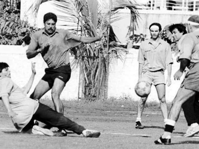 शाहरुख खान के साथ फुटबॉल खेल रहे कपिल देव