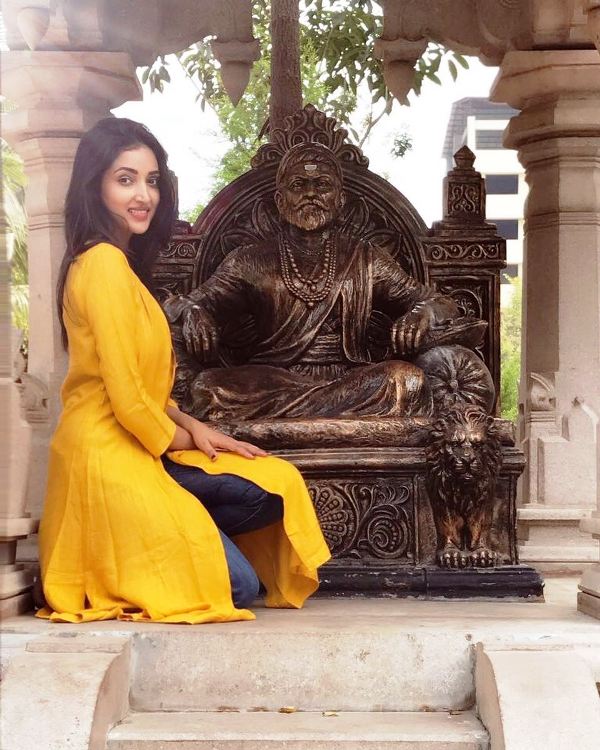 शिवाजी की मूर्ति के सामने बैठी रूपाली भोसले