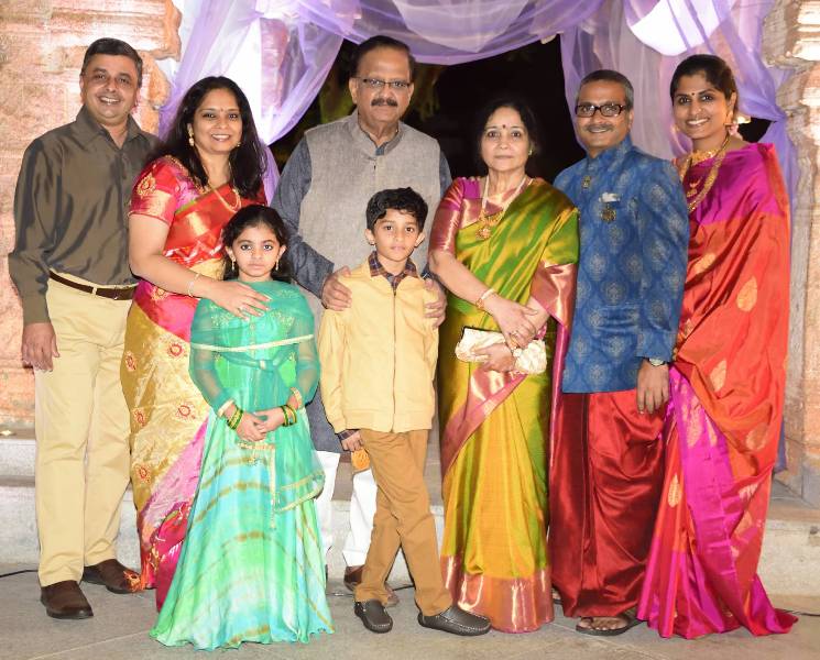 सावित्री अपने पति एसपी बालासुब्रमण्यम और परिवार के अन्य सदस्यों के साथ