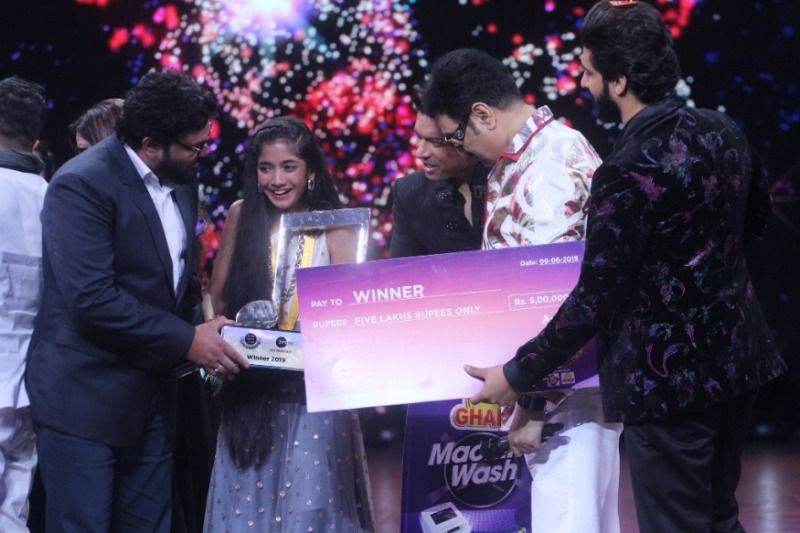 1652396118 941 Sugandha Date Sa Re Ga Ma Pa Lil Champs Winner सुगंधा दाते सा रे गा मा पा लिटिल चैंप्स विजेता के रूप में