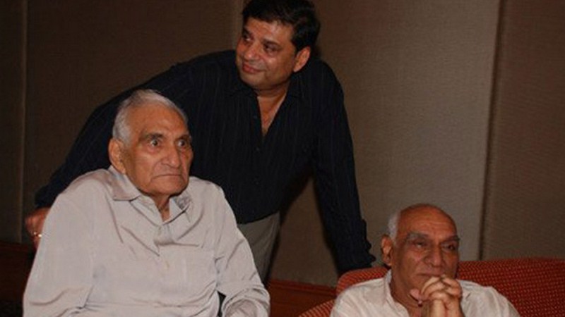 बीआर चोपड़ा और यश राज चोपड़ा के साथ रवि चोपड़ा (खड़े)