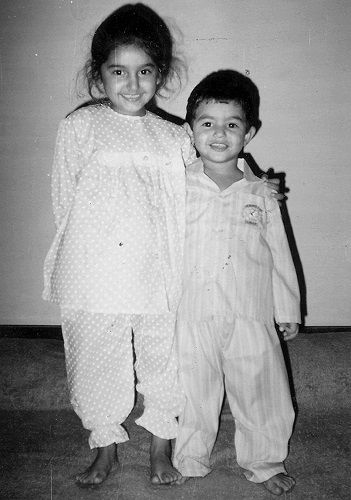 भाई के साथ रागिनी द्विवेदी की बचपन की तस्वीर