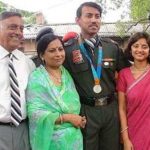 राज्यवर्धन सिंह राठौर अपने माता-पिता और पत्नी के साथ