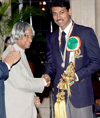 राजीव गांधी खेल रत्न पुरस्कार प्राप्त करते राज्यवर्धन सिंह राठौर