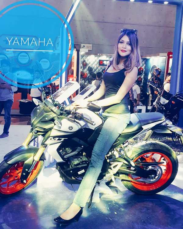 यामाहा मोटरसाइकिल के साथ पोज़ देती Peya Jannatul