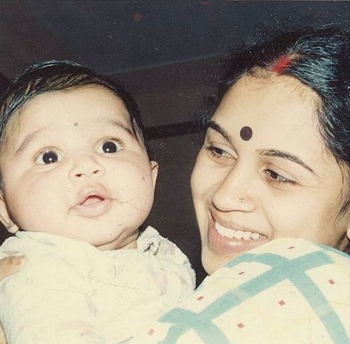 मां के साथ अभिजीत दुड्डाला की बचपन की तस्वीर