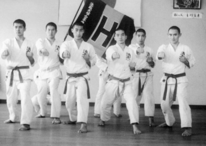योशीहिदे सुगा (दूर दाएं) जब वह होसी विश्वविद्यालय में कराटे क्लब के सदस्य थे