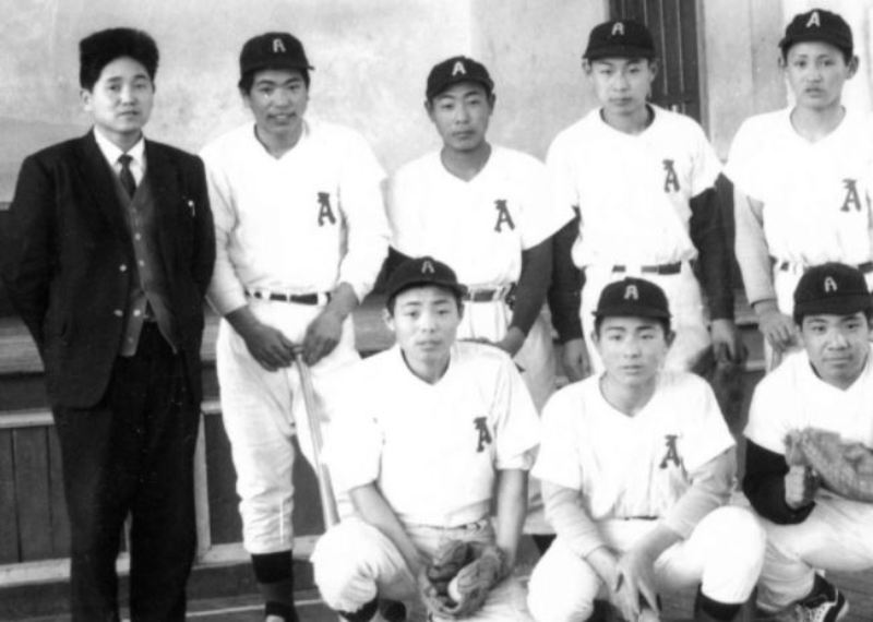 योशीहिदे सुगा (पीछे की पंक्ति में बहुत दूर) और उनकी हाई स्कूल बेसबॉल टीम में उनके साथी।