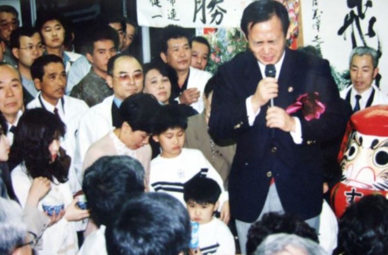 योशीहिदे सुगा 1987 में पहली बार योकोहामा शहर विधानसभा में सीट जीतने के बाद