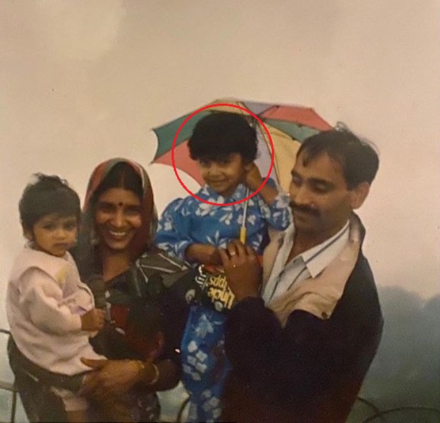 डॉली सिंह की फैमिली के साथ बचपन की फोटो।