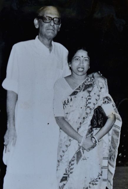 दिवंगत सुरीली गायिका हेमंत कुमार के साथ प्रथम महिला शुभ्रा मुखर्जी