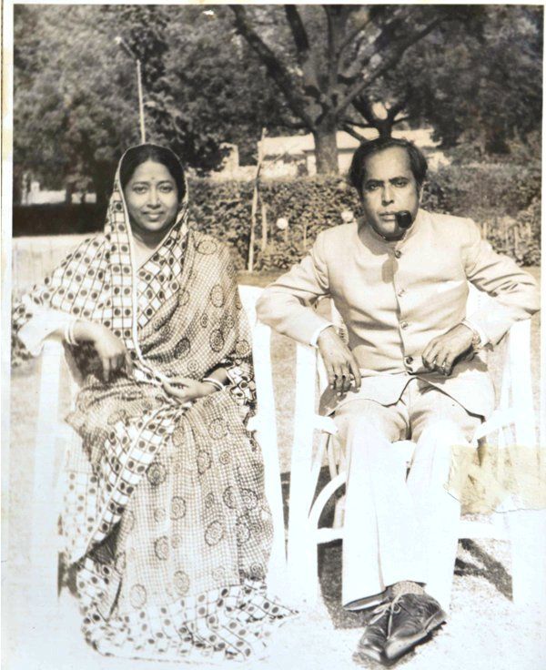 1979 में अपने पति प्रणब मुखर्जी के साथ शुभ्रा मुखर्जी