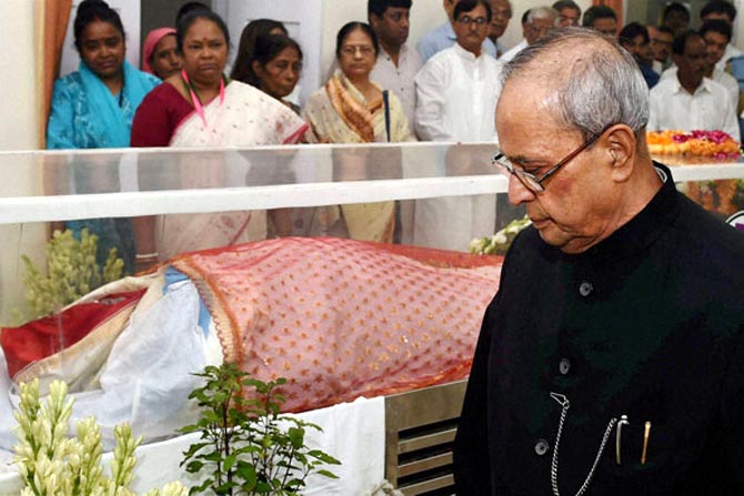 राष्ट्रपति प्रणब मुखर्जी ने अपनी पत्नी श्रीमती शुभ्रा मुखर्जी के पार्थिव शरीर को श्रद्धांजलि अर्पित की