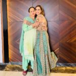 1652406217 917 Sunanda Sharma Singer हाइट Weight उम्र बॉयफ्रेंड Biography Hindi सुनंदा शर्मा अपनी मां के साथ
