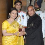 भारत के राष्ट्रपति से पद्म भूषण प्राप्त करती शर्मिला टैगोर