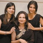 शर्मिला अपनी बेटियों के साथ