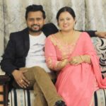 1652407534 249 Karamjit Anmol उम्र पत्नी परिवार Biography Hindi करमजीत अनमोल अपनी पत्नी के साथ