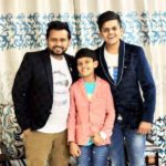 1652407540 557 Karamjit Anmol उम्र पत्नी परिवार Biography Hindi करमजीत अनमोल अपने बच्चों के साथ