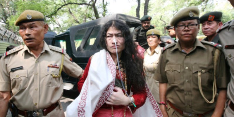 इरोम शर्मिला को पुलिस हिरासत में लिया जा रहा है