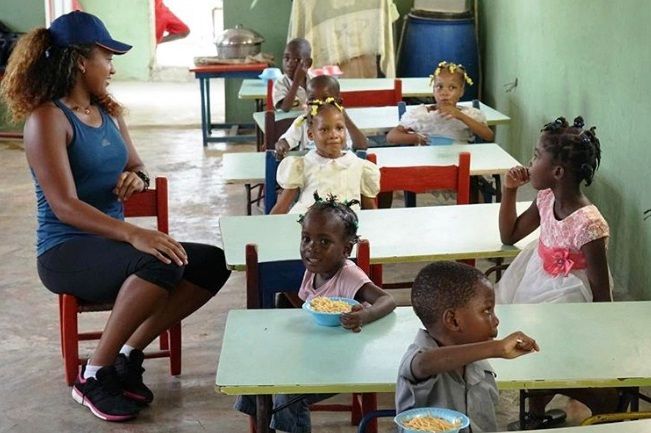 हैती के एक स्कूल में नाओमी ओसाका