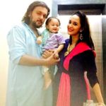 चाहत खन्ना अपने पति फरहान मिर्जा और बेटी जोहर मिर्जा के साथ