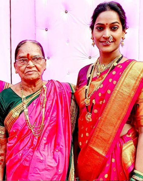 अपनी मां के साथ राजश्री ठाकुर