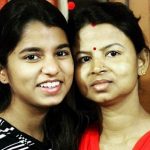 अपनी मां के साथ मैथिली ठाकुर