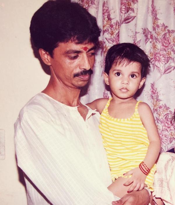 बचपन में अपने पिता के साथ मैथिली ठाकुर