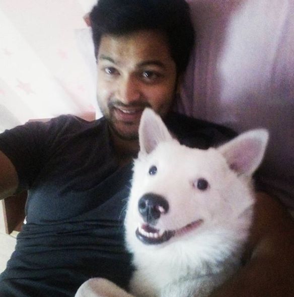 सैयद सोहेल रयान अपने पालतू कुत्ते के साथ