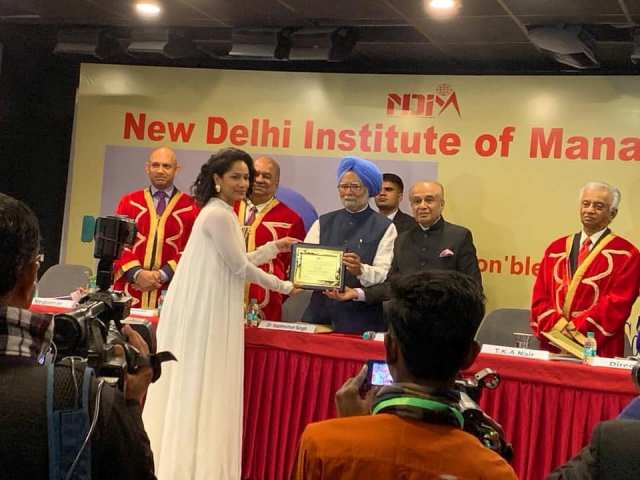 मनमोहन सिंह से पुरस्कार प्राप्त करती मसाबा गुप्ता