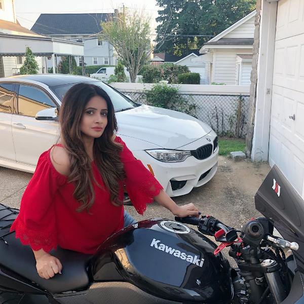 मिस पूजा को बाइक चलाना बहुत पसंद है
