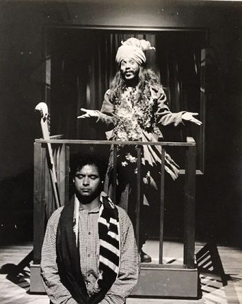 स्वानंद किरकिरे एक पुराने थिएटर ड्रामा में अभिनय कर रहे हैं