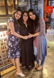 रागिनी चंद्रन अपनी मां और बहन के साथ